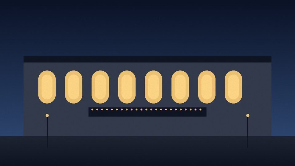 Fachada de teatro con ventanales de arco iluminados